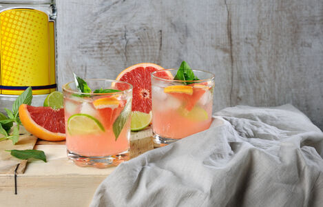 Cocktail,From,London,Dry,Gin,With,Juice,From,Squeezed,Red